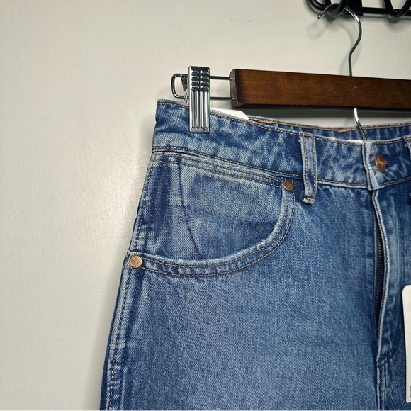 Wrangler Women’s High Rise Relaxed Mom Jeans. Medium Wash. Size 27. - Picture 7 of 12